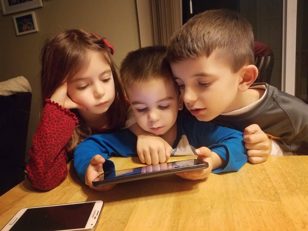 kids addicted to screen time